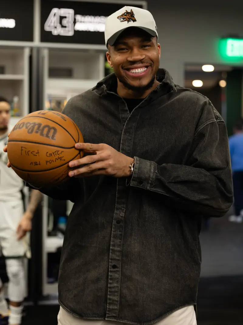 扬尼斯-阿德托昆博更新Ins晒近期照片与球迷分享：继续进步