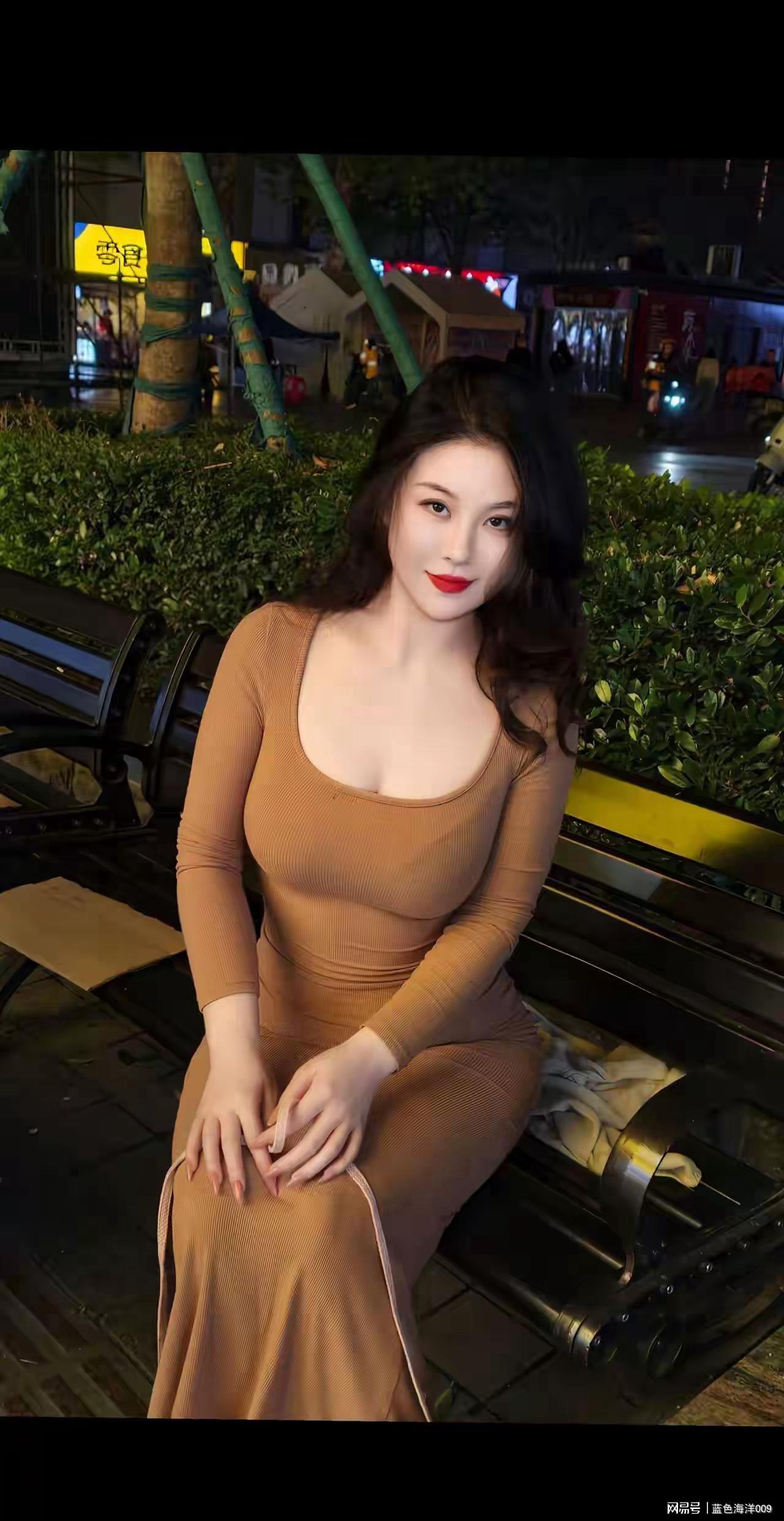 开云应用-夜景中的美女，身材真好